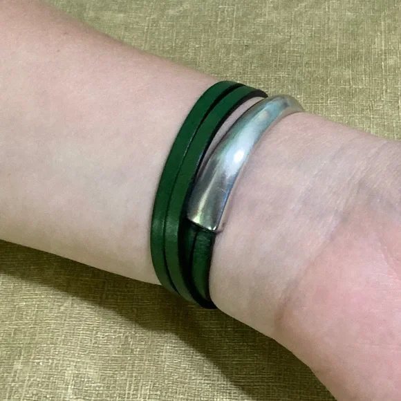 Unique Green Leather strap wrap bracelet metallic U shape magnetic closure - Picture 8 of 10